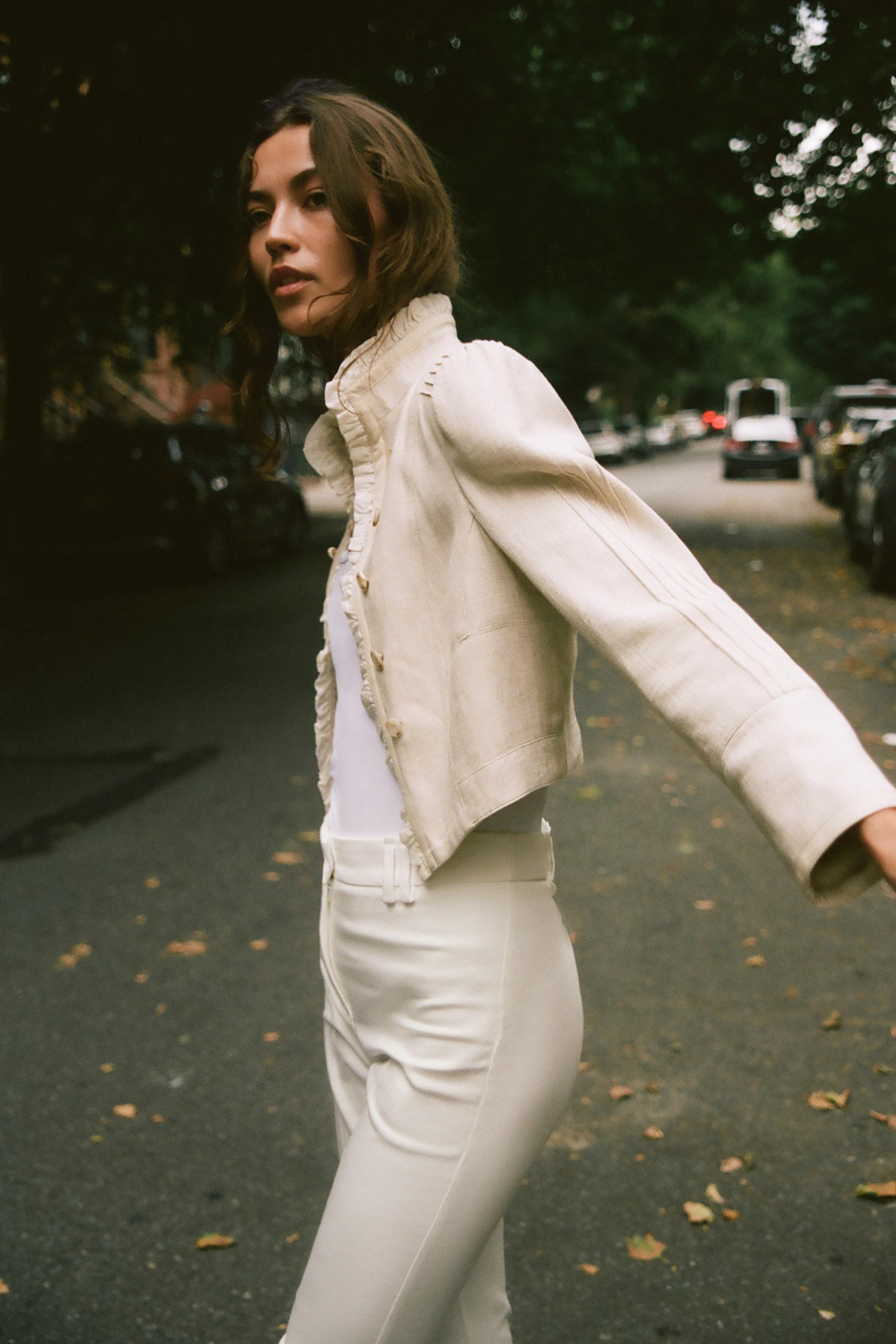 VESTE COURTE À VOLANTS